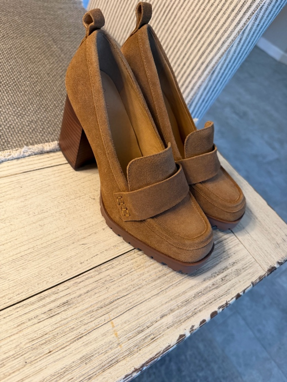 Crown Vintage Camel Suede Platform Loafer Heels sz 8 NEW